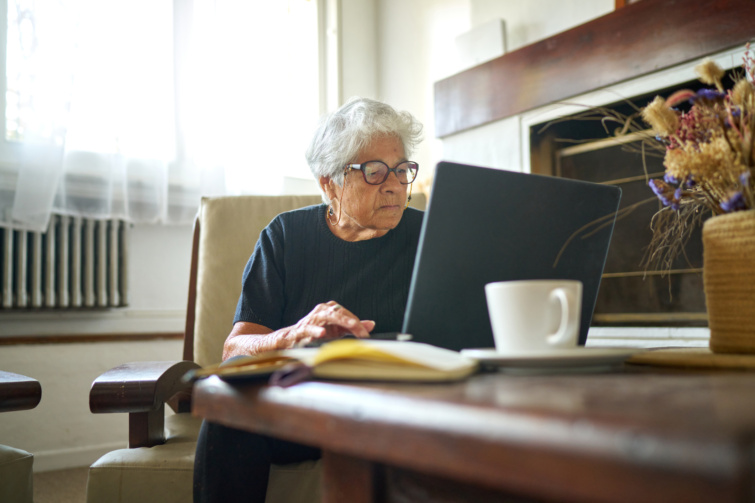 nyugdijas Startlap Vásárlás nyugdíjas szemüveges néni laptop előtt
