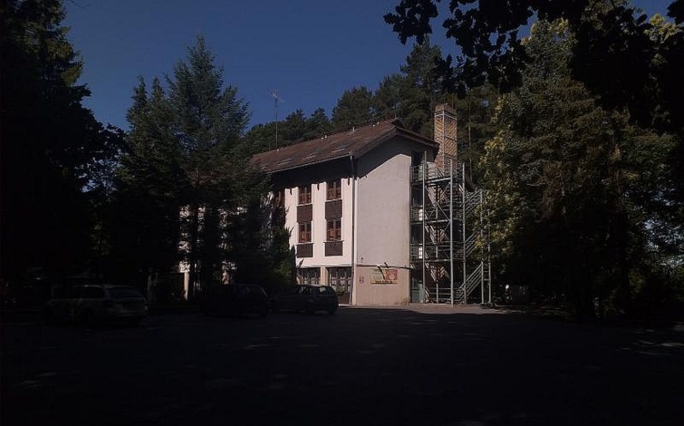 salgohotel Startlap Vásárlás Egy hotelnek tűnő épület az erdőben.