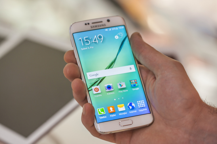 samsung galaxy kézben tartva