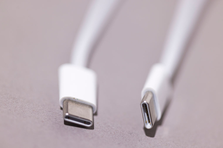 Egy fehér USB-C kábel két csatlakozófeje közelről