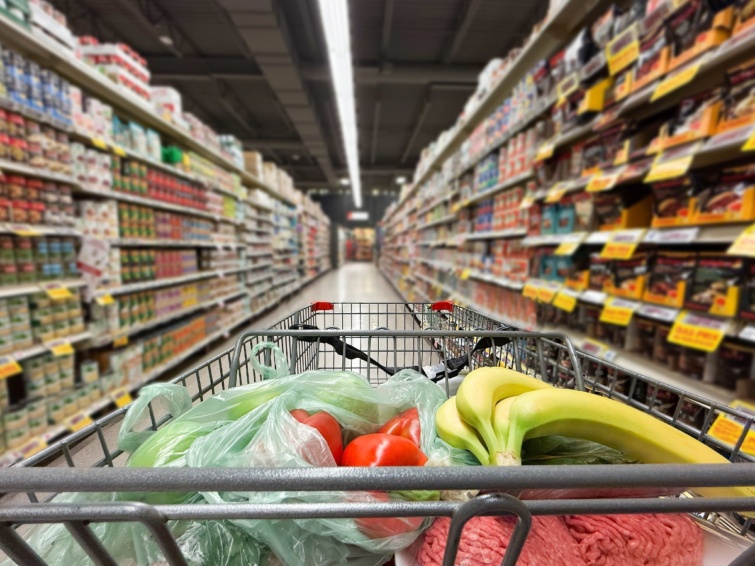 uzletsorkosar Startlap Vásárlás Egy teli bevásárló kosár egy hipermarketben.