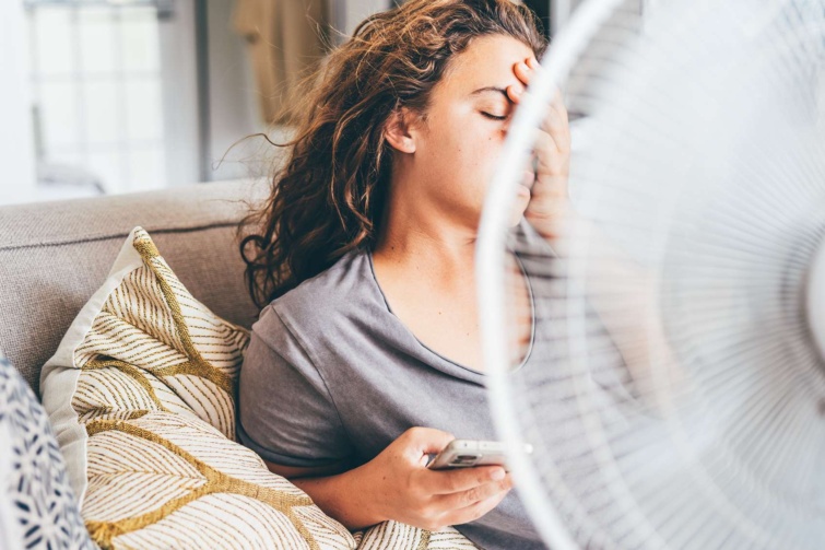 ventilátor előtt ülő nő
