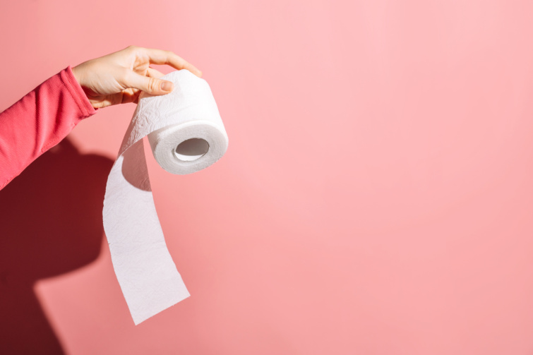 wc papírt leejto kéz