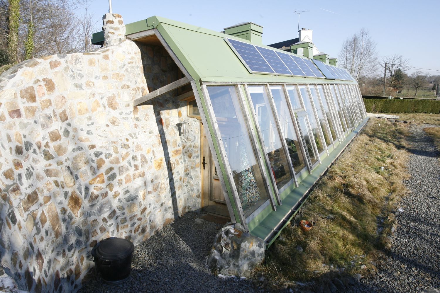 Nagy ablakú Earthship-ház