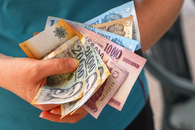 Hungary money Woman holds a handful of Hungarian Forints in her hand various banknotes Financial concept Startlap Vásárlás Forint bankjegyek egy kézben.