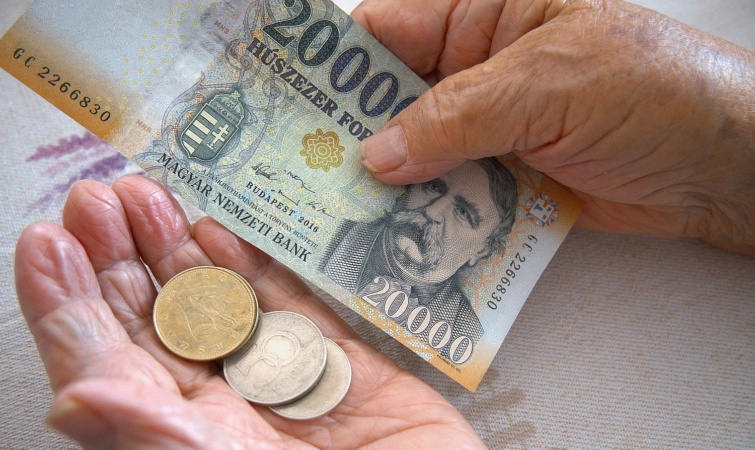 Old Womans Hand with Coins and Banknotes Poverty or Wealth Startlap Vásárlás Egy 20 ezer forintos bankjegy és forintérmék egy idős emberi kézben