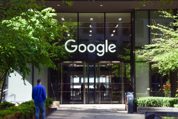 A Google londoni székházának bejárata, előtte egy járókelővel