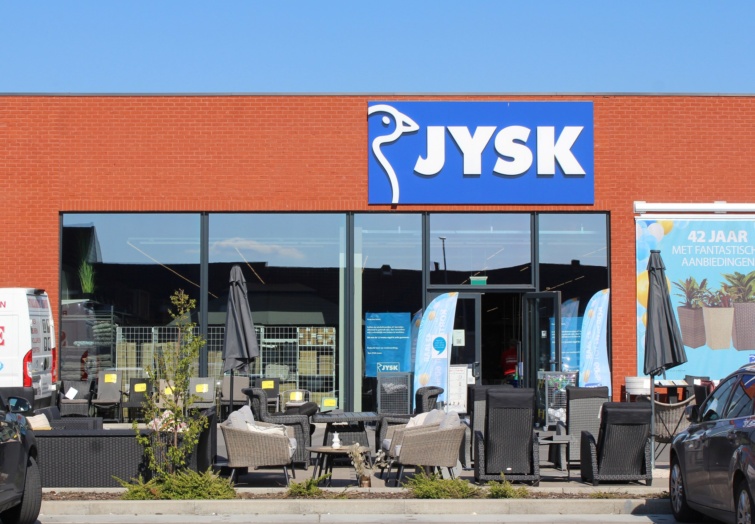 jysk Startlap Vásárlás A Jysk egyik áruháza, előtte kerti bútorok