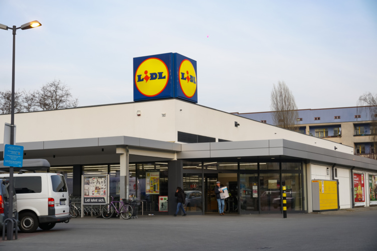 A németországi Berlinben, a Prenzlauer Allee-n található LIDL szupermarket külső látképe