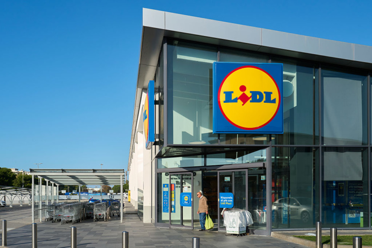 Férfi egy olasz Lidl üzletből távozik