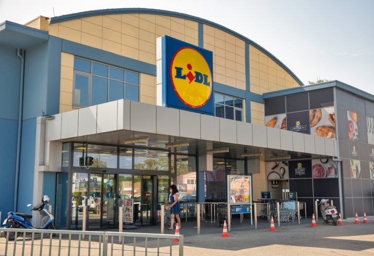legjobb akció a Lidlben Startlap Vásárlás Egy Lidl üzlet bejárata és a parkoló egy részlete Korfu szigetén