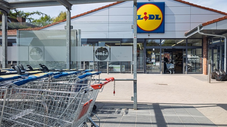 LIDL supermarket Startlap Vásárlás Bevásárlókocsik a Lidl egyik üzlete előtt.
