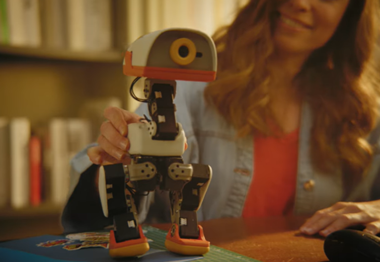 A képen az aprócska kacsa-szerű robot látható.