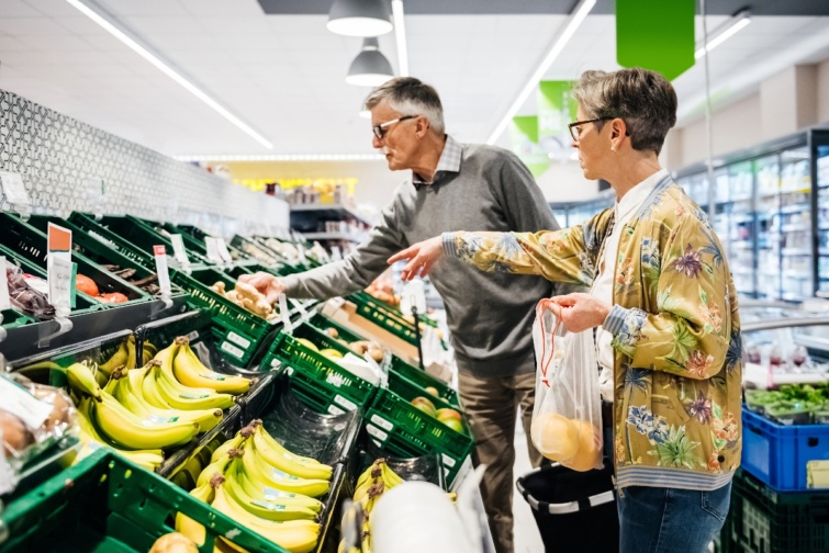 nyugdijasbolt Startlap Vásárlás Nyugdíjas pár egy élelmiszerboltban.