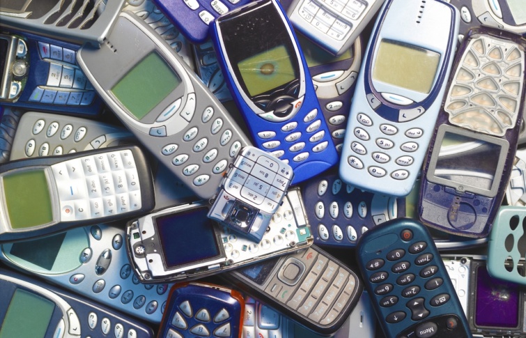 Régi mobilok egymáson egy kupacban, van amelyik már törött