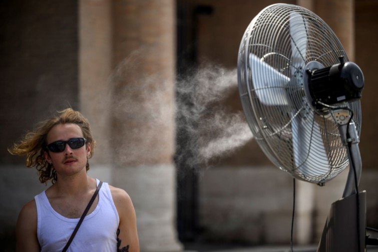 venti Startlap Vásárlás fiatal úriember napszemüvegben áll a vízpárát is eresztő ventilátor előtt.