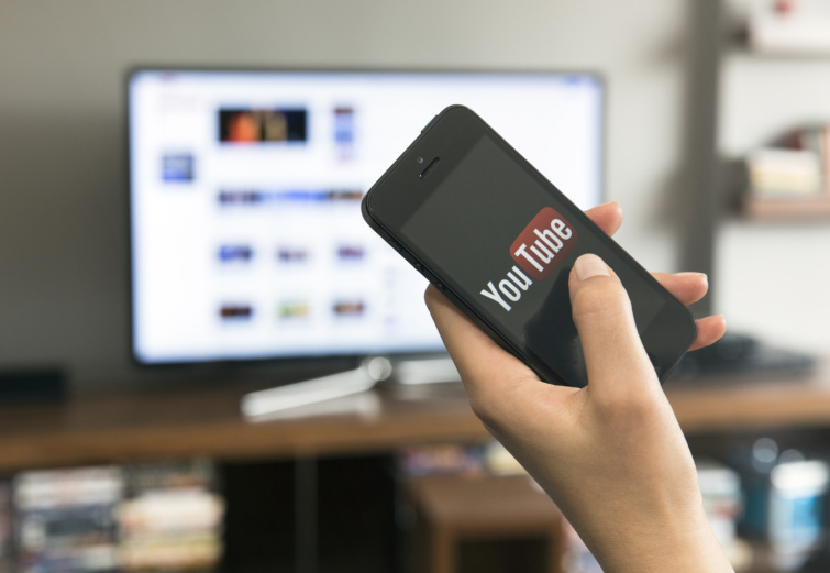 Youtube logó egy telefon kijelzőjén