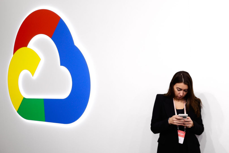 A fotóid a Google Fotókban vannak mégis helyet foglalnak a telefonodon Ezt a gombot kell megnyomni Startlap Vásárlás Egy nő a Google Pixel okostelefonját használja a Google Cloud logója előtt a vállalat pavilonjában a spanyolországi Barcelonában megrendezett Mobile World Congress rendezvényen, 2024. február 26-án.