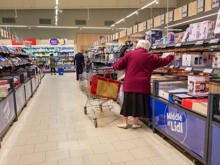 A villamosmérnökök szerint a Lidl 3500 forintos termékét mindenkinek be kéne szereznie Startlap Vásárlás Idős nő válogat egy angliai Lidl üzlet non-food termékei között