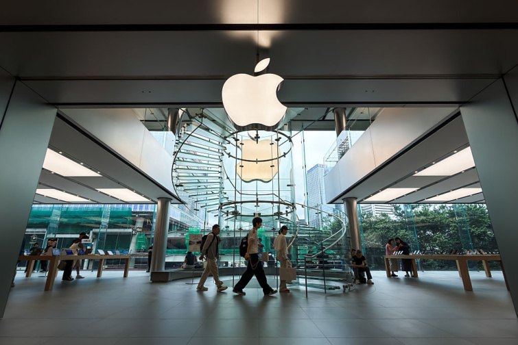 Kínai Apple üzlet előtt elhaladó vásárlók