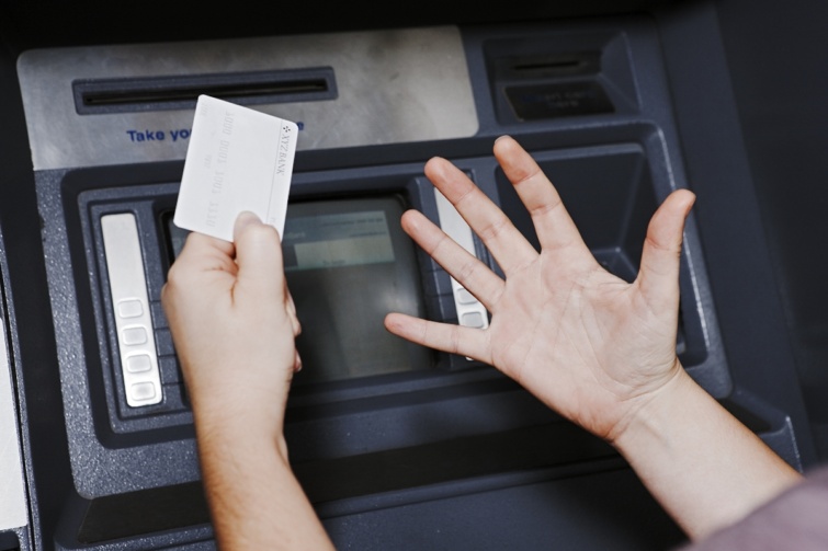 atm Startlap Vásárlás Egy férfi ATM előtt