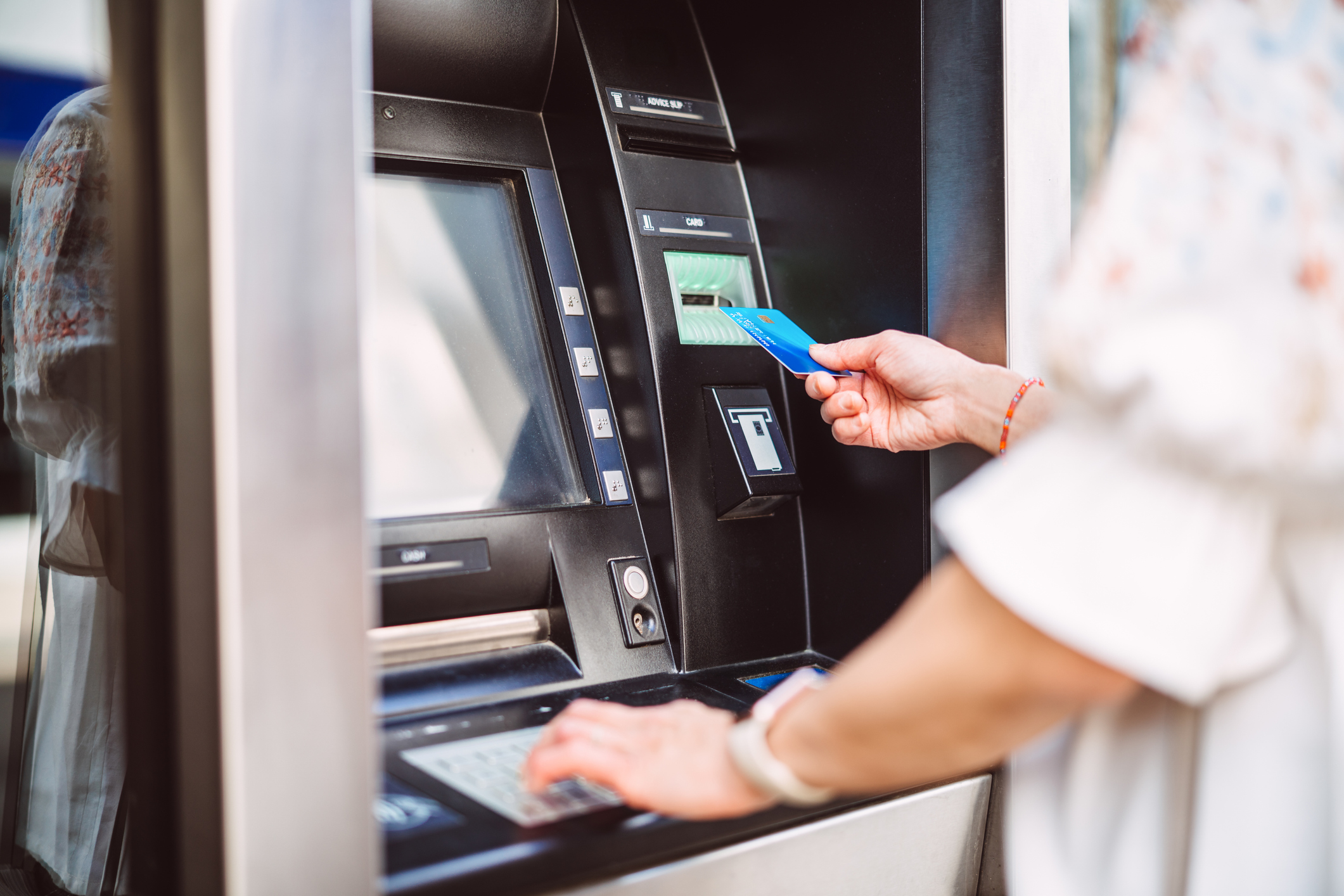 Furcsa dolog történik a hazai ATM-ekkel: bővítés közben csökkent a számuk