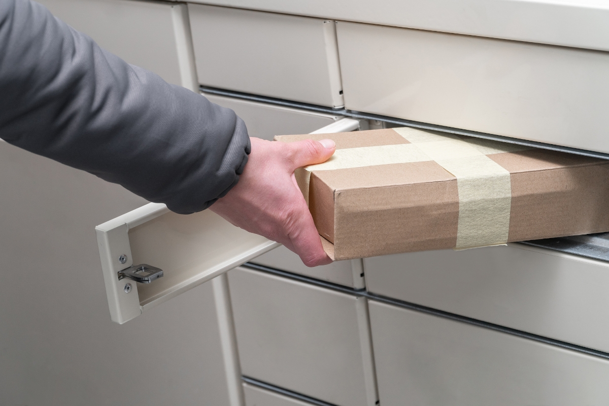 Mi történik a Magyar Postánál? Egyes csomagok napokig vesztegelhetnek