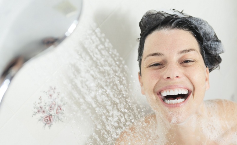 Shower Portrait Smile Startlap Vásárlás Fiatal nő nevetve mos hajat a zuhanyzóban.