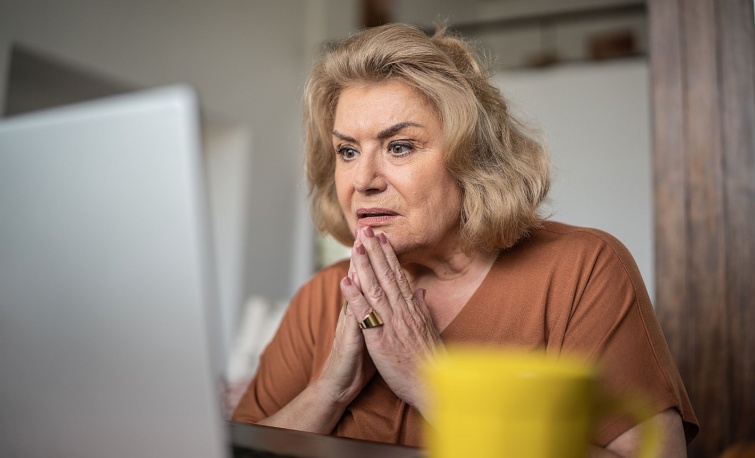 Shock senior woman using the laptop at home Startlap Vásárlás Idős nő aggódva nézi a laptop képernyőjét.