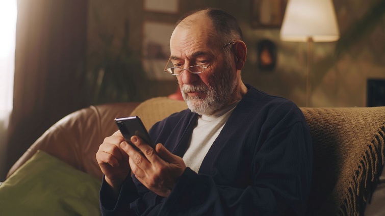 Upset senior man with smartphone Startlap Vásárlás Idős szemüveges férfi a mobiltelefonját nézi