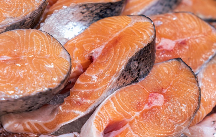 Fresh fish counter in the market Laid out on ice salmon steaks Natural products proper nutrition Startlap Vásárlás Lazacszeletek.