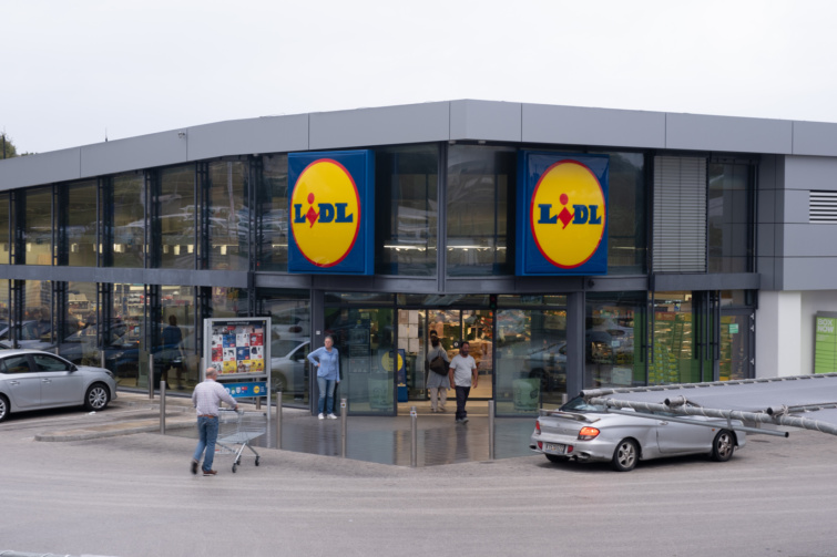 Olcsóbban jön vissza a Lidlbe az egyik legjobb Parkside termék csütörtöktől kígyózhatnak érte a sorok Startlap Vásárlás Vásárlók és parkoló autók a Lidl előtt