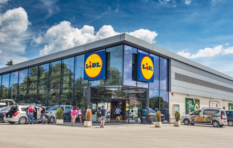 lidl Startlap Vásárlás A Lidl egyik áruháza, a parkolóban vásárlók autói és vevők