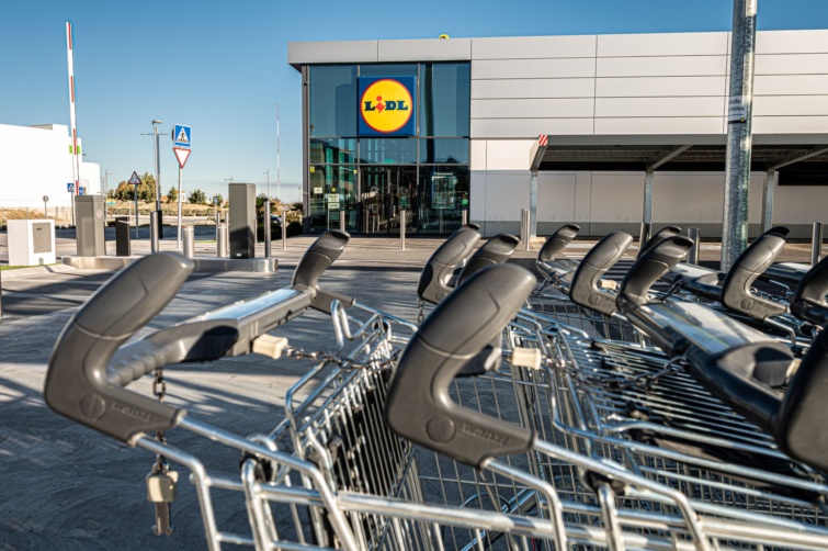 Bevásárlókocsik a Lidl egyik üzlete előtti parkolóban