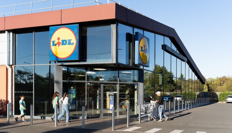 FRANCETOULOUSELARDENNELIDLSUPERMARKET Startlap Vásárlás Egy Lidl boltba vásárlók érkeznek.