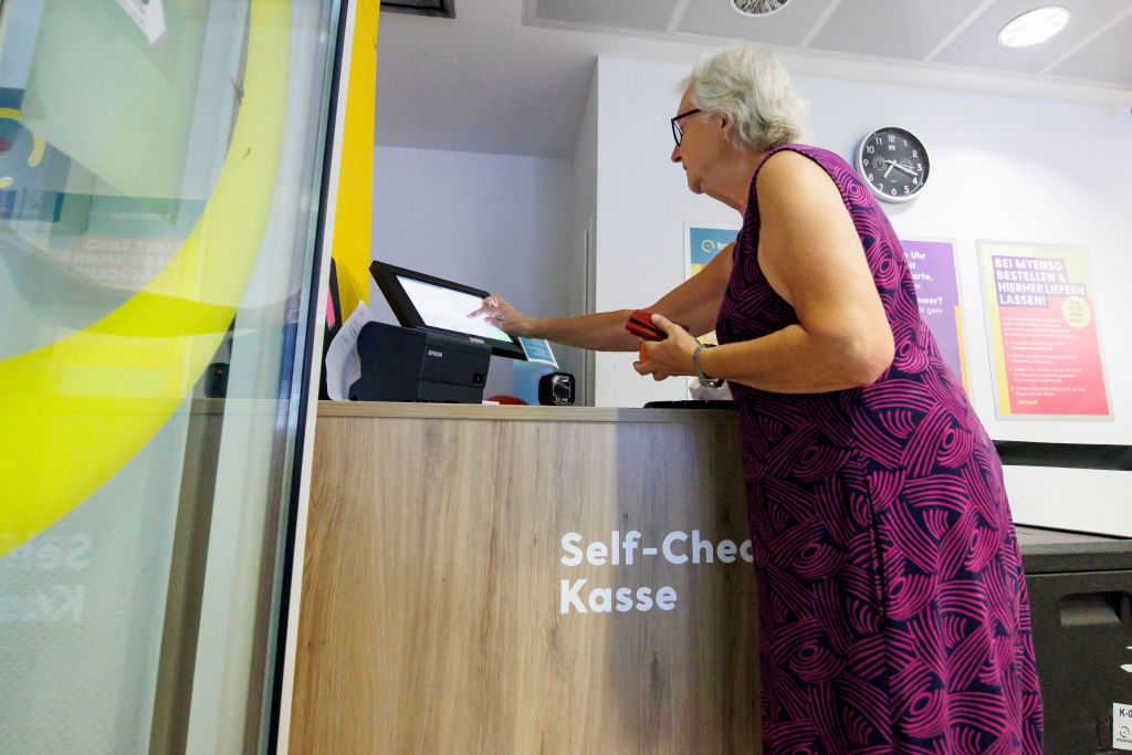 Nyugdíjas nő elfelejtett fizetni a műanyag zacskóért, négy hónappal később a rendőrség kopogtatott az ajtaján