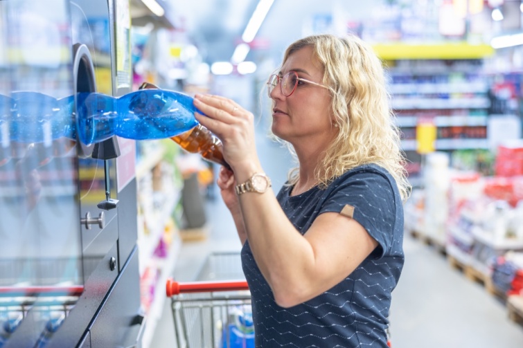 palack Startlap Vásárlás Egy nő palackot vált vissza egy automatánál