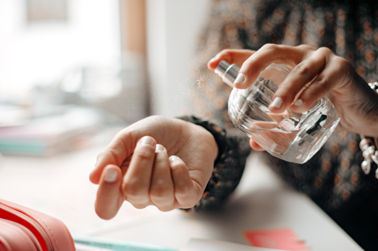 parfum Startlap Vásárlás parfümöt fújó kéz