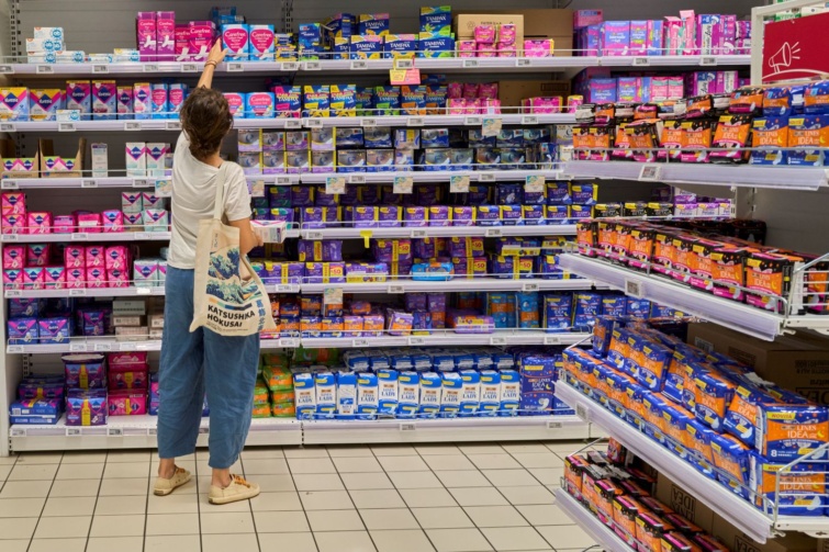 pink adó betét sor Startlap Vásárlás Női intim termékek közül válogat egy hölgy.