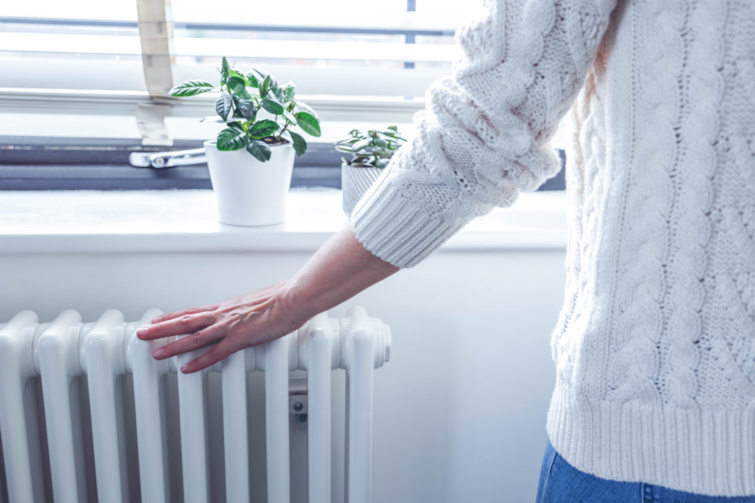 radiator Startlap Vásárlás radiatort fogó nő fehér pulóverben