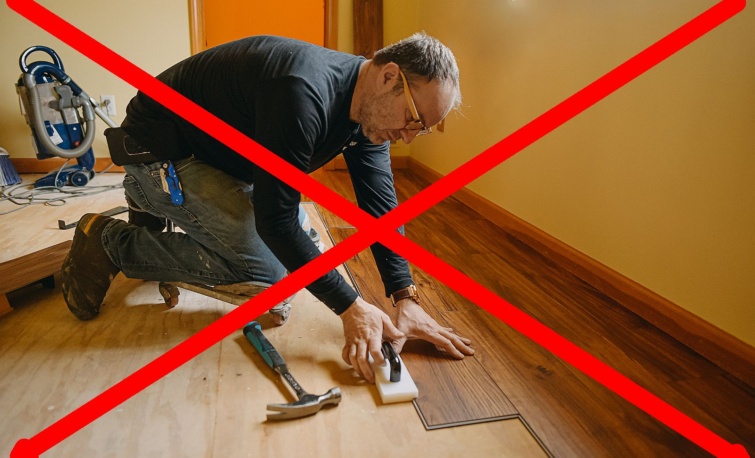 Man Installing Wood Floor Startlap Vásárlás Szemüveges férfi laminált padlót rak le egy helyiségben