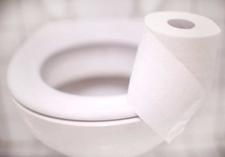wc papír Startlap Vásárlás A képen egy wc csésze látható, rajta egy guriba toalett papírral.