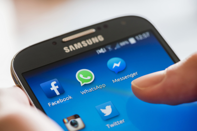 Facebook WhatsApp and Messenger on smartphone Startlap Vásárlás whatsapp ikon telefon