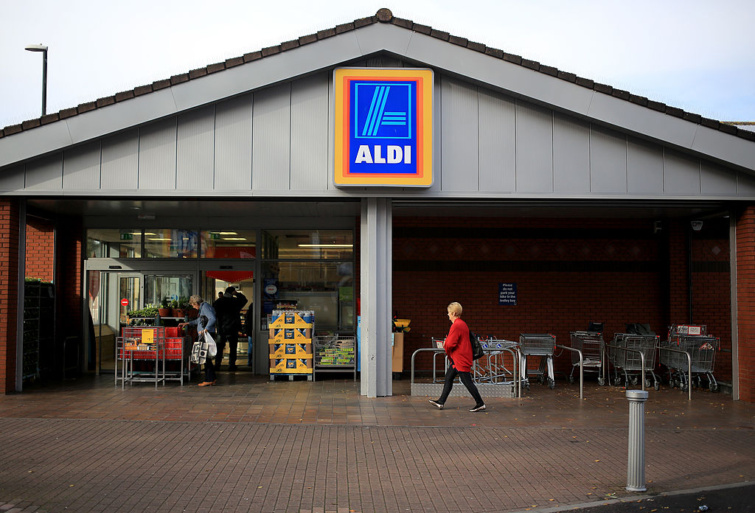 Vásárlók lépnek be az Aldi olcsó szupermarket egyik üzletébe 2013. november 7-én Bristolban, Angliában.