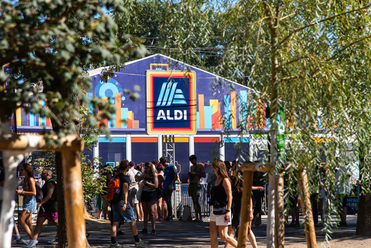 Aldi a Sziget Fesztivál területén, előtte a fesztivál vendégei