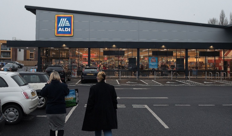 ALDI General View Startlap Vásárlás Emberek és autók egy Aldi parkolójában