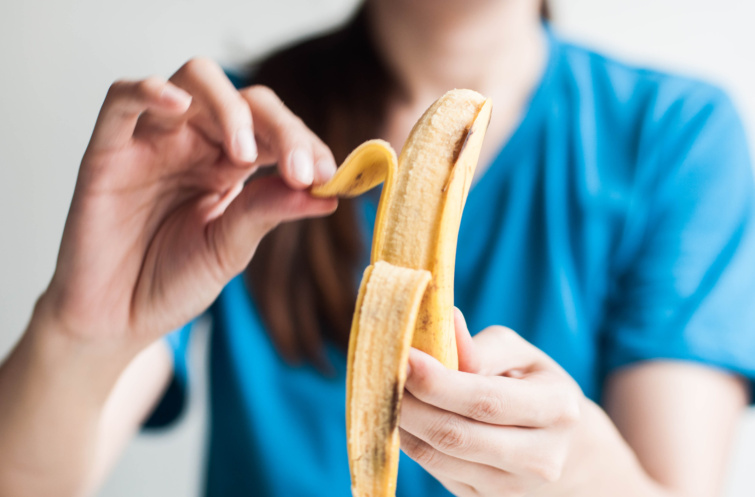 banan Startlap Vásárlás banánt hámozó kéz
