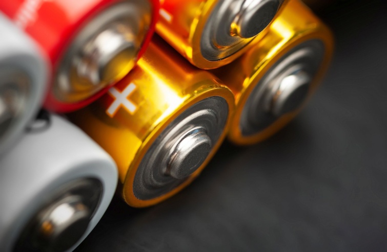 Alkaline batteries Closeup of a stack of AA batteries Startlap Vásárlás Ceruzaelemek közelről.