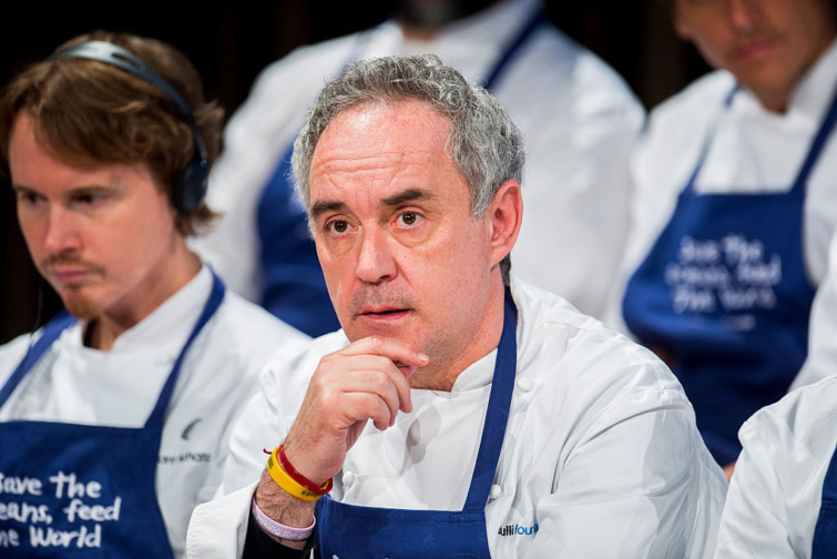 Ferran Adria, a háttérben további szakácsok