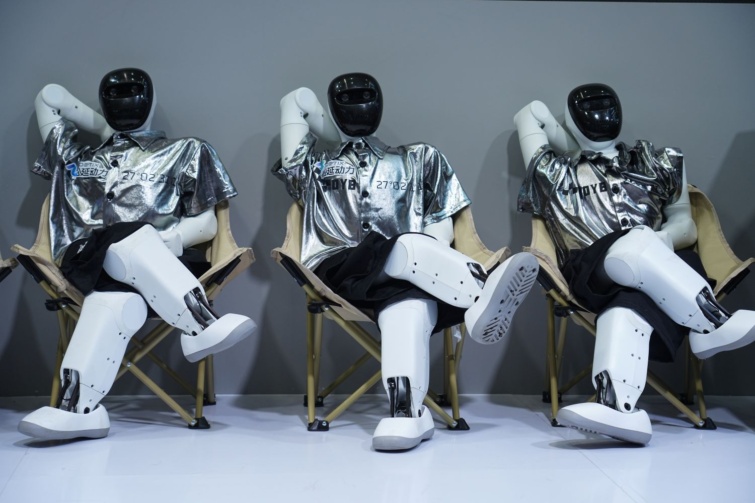 japán szék Startlap Vásárlás Robotok ülnek összecsukható székeken, látszólag relaxálva. A kép csak illusztráció.